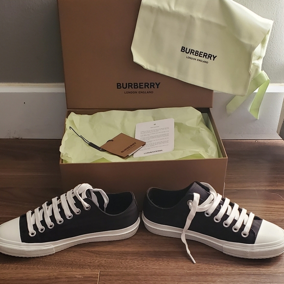 Burberry size 8 shoes - Picture 4 of 5